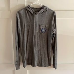 Men’s Vineyard Vines grey hoodie.